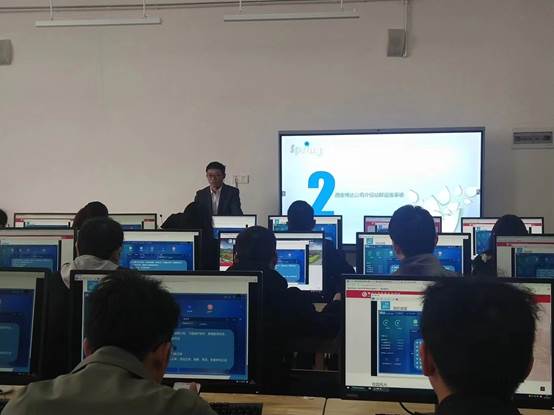 一群人在看电脑 描述已自动生成